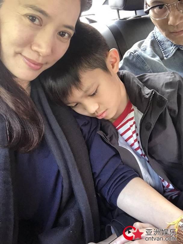 女子坐高铁行李被卡 张智霖出手相助
